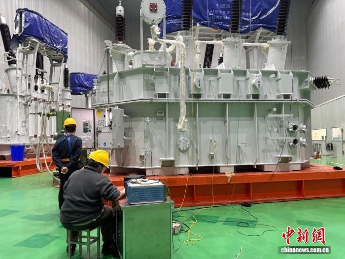 AI aprinde cererea globală de energie electrică: transformatoarele chineze devin o „monedă puternică” de peste mări